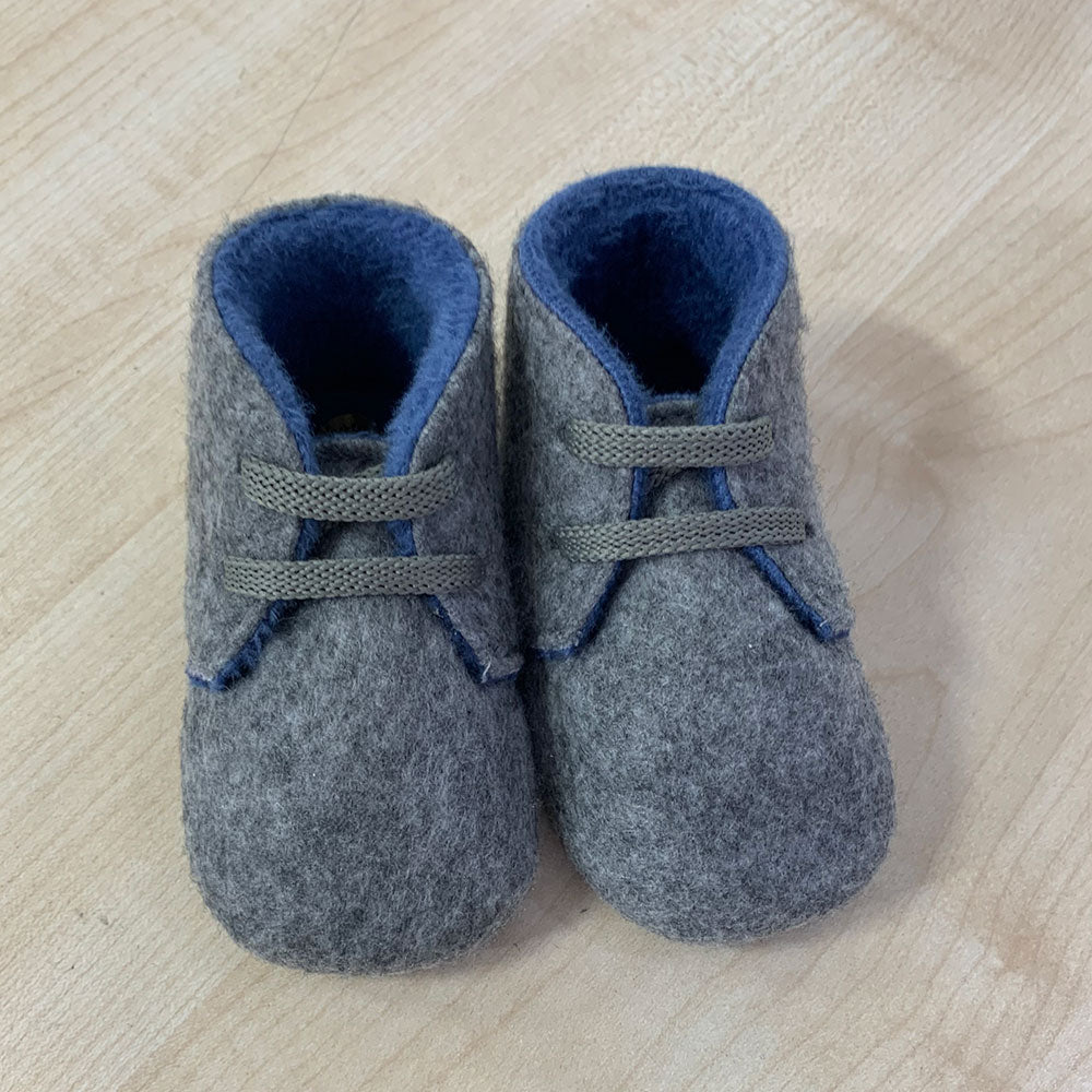 
  Schuhe aus der Ambarabà Kinderkleidungslinie, aus sehr weichen Materialien und
  mit Handwerks...