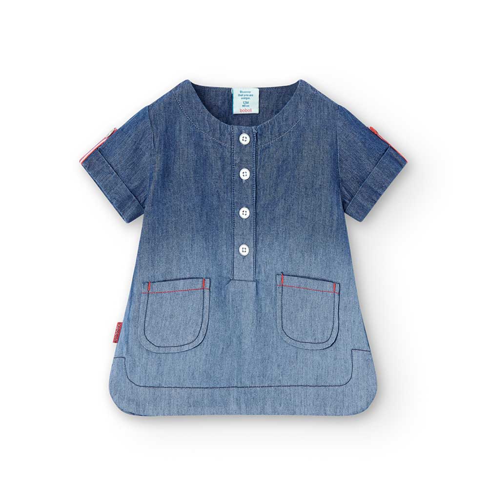 Denim-Bluse aus der Boboli-Kinderkollektion mit roten Knöpfen und kleinen Taschen auf der Vorders...