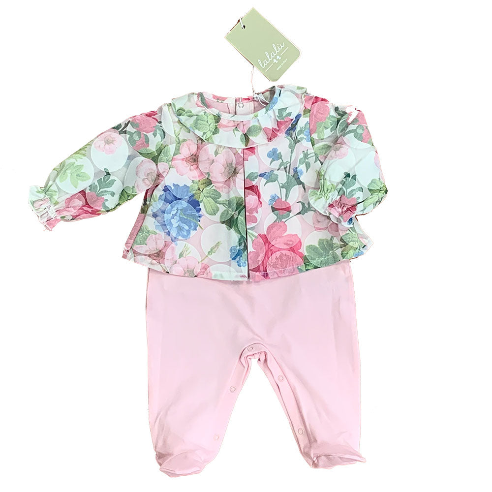 
Jumpsuit aus der Lalalù Girl's Clothing Line, mit einer geblümten Bluse, die oben und unten mit ...