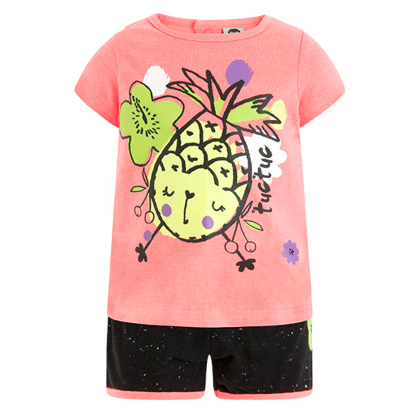 
  Komplett aus der Tuc Tuc Girl-Modelinie mit T-Shirt mit Fluo-Motiven
  und Shorts mit fluoresz...