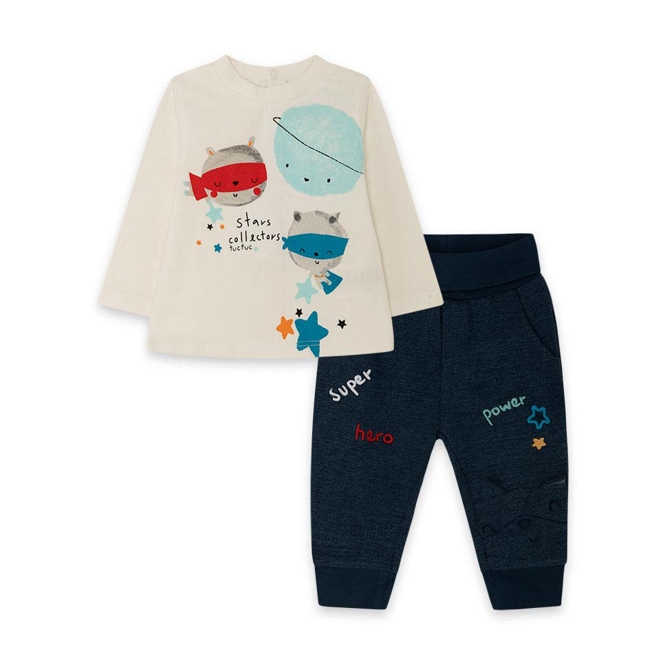 
Zweiteiliger Anzug aus der Tuc Tuc Childrenswear Line, mit mehrfarbig bedrucktem T-Shirt und wei...